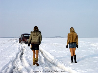 3_sexy_girls_vw_bug_snow_stuck_007.jpg